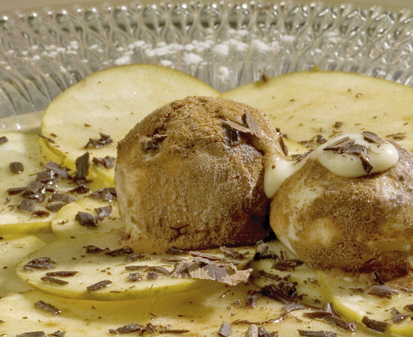 Carpaccio de Manzana con virutas de chocolate y sorbete de avellana