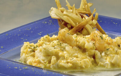 Huevos revueltos con Manzana, migas de bacalao y langostinos