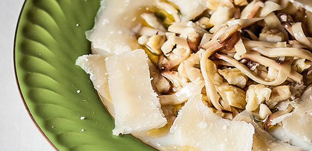 Ensalada de boletus con parmesano y castañas