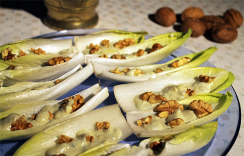 Endibias al roquefort con peras y nueces