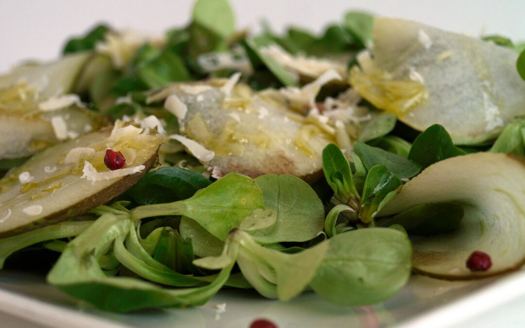 Ensalada de rúcula, parmesano y pera conferencia