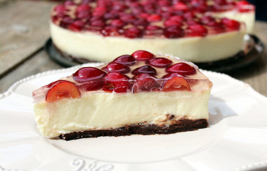 Tarta de queso y chocolate blanco con cerezas